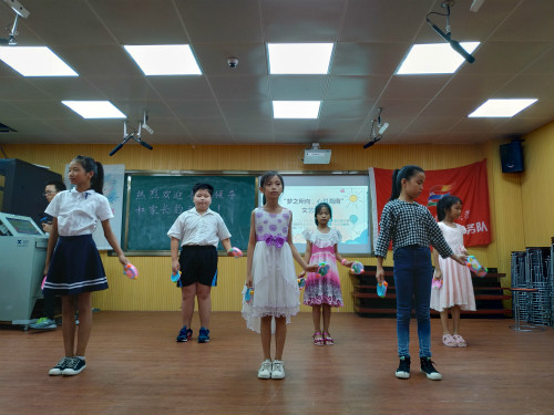 图四：同学们带来歌舞表演_meitu_4.jpg