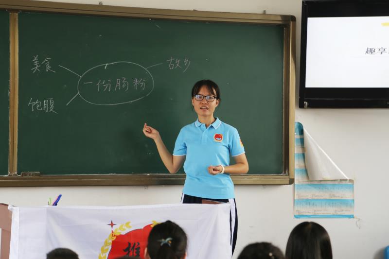 3队员与小朋友们一起分析文本.jpg