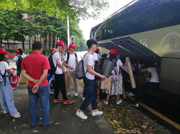 图二 队员们互帮互助搬行李