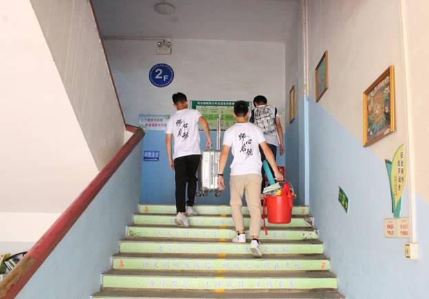 图二 队员们互助整理行李