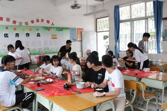 图三 队员们在围坐包饺子