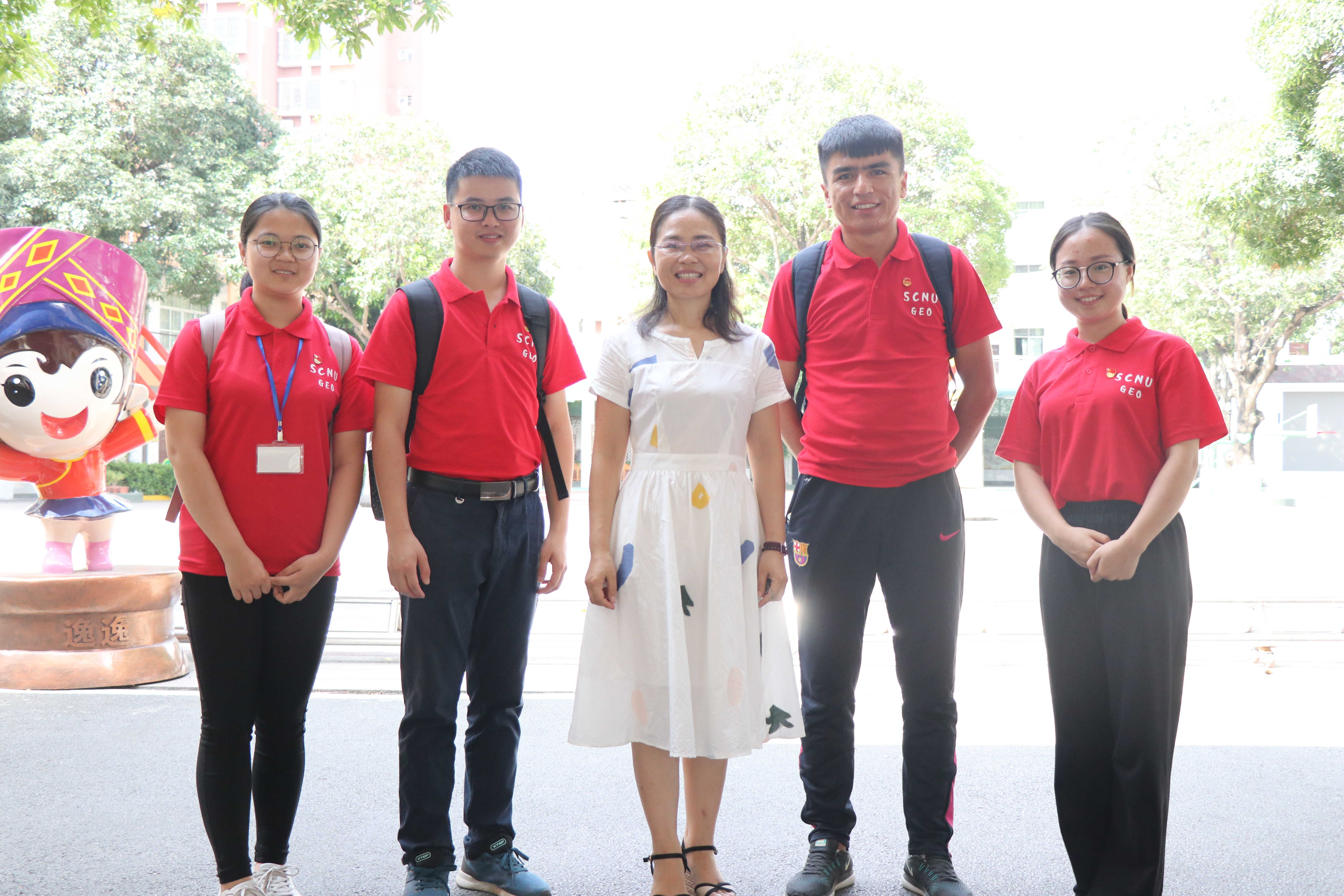 图二 指导老师冯梓明及采访小组与黄婷副校长合影留念 (2).jpg