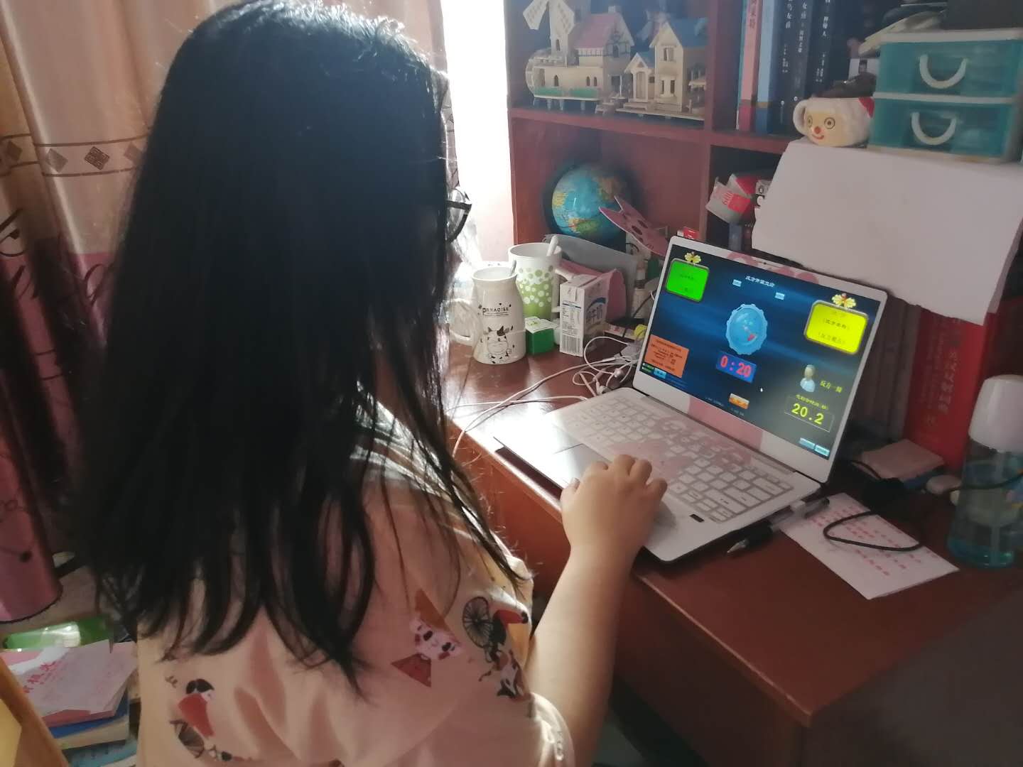 图2-张羡聆老师在主持辩论赛.jpg