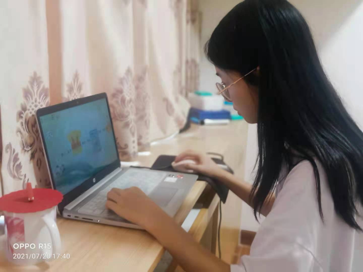 图2：陈慧婷在修改教学课件.jpg
