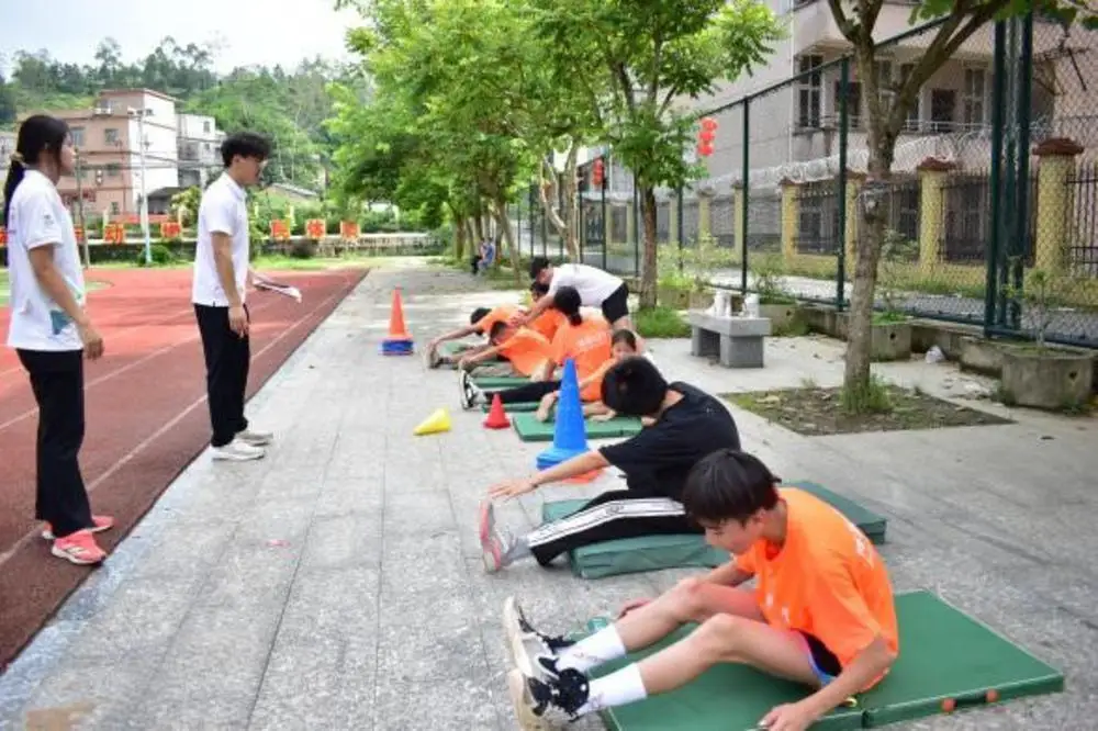 【羊城晚报】暑期如何防溺水？这群志愿者把有趣的课堂带到粤西山区