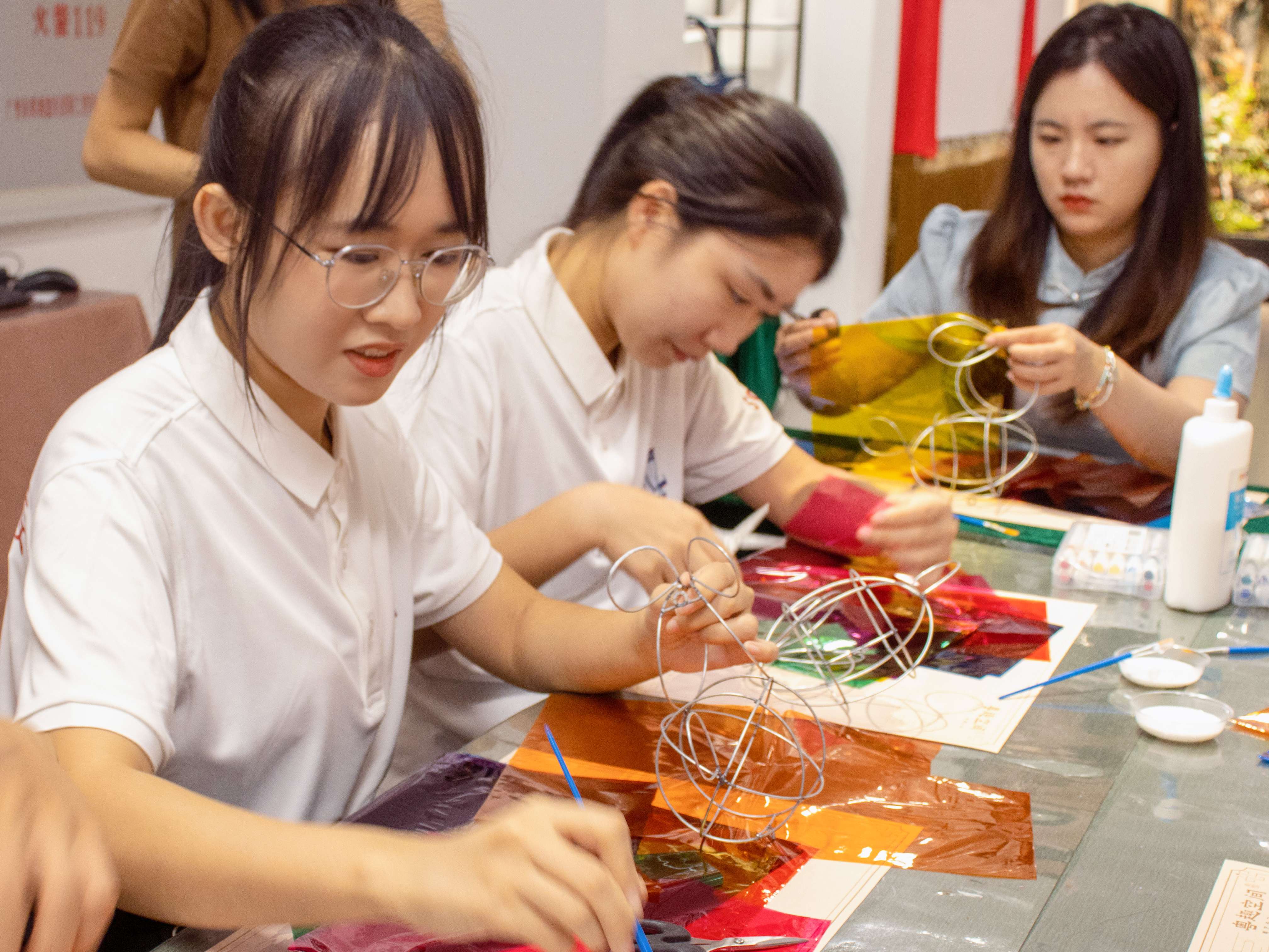 实践团制作广府玻璃纸灯笼(1).jpg