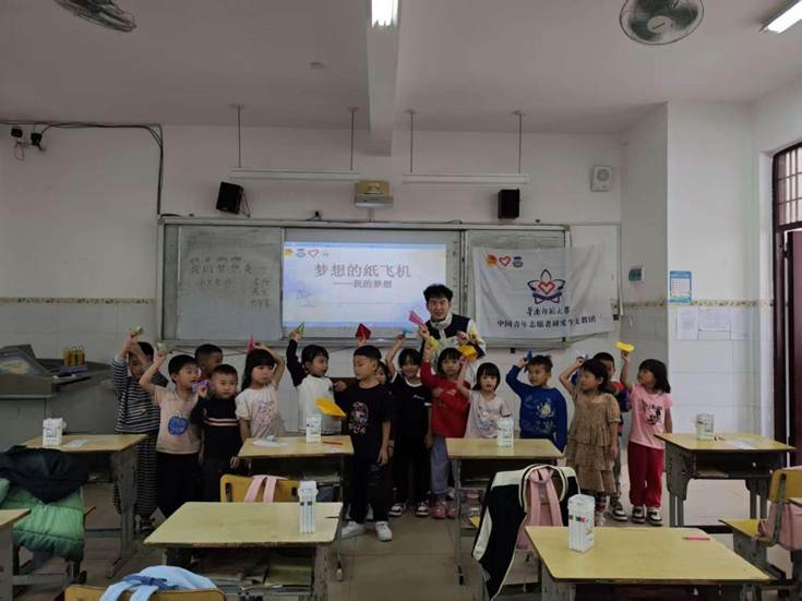 志愿者在开展“七彩四点半”趣味课堂（2）